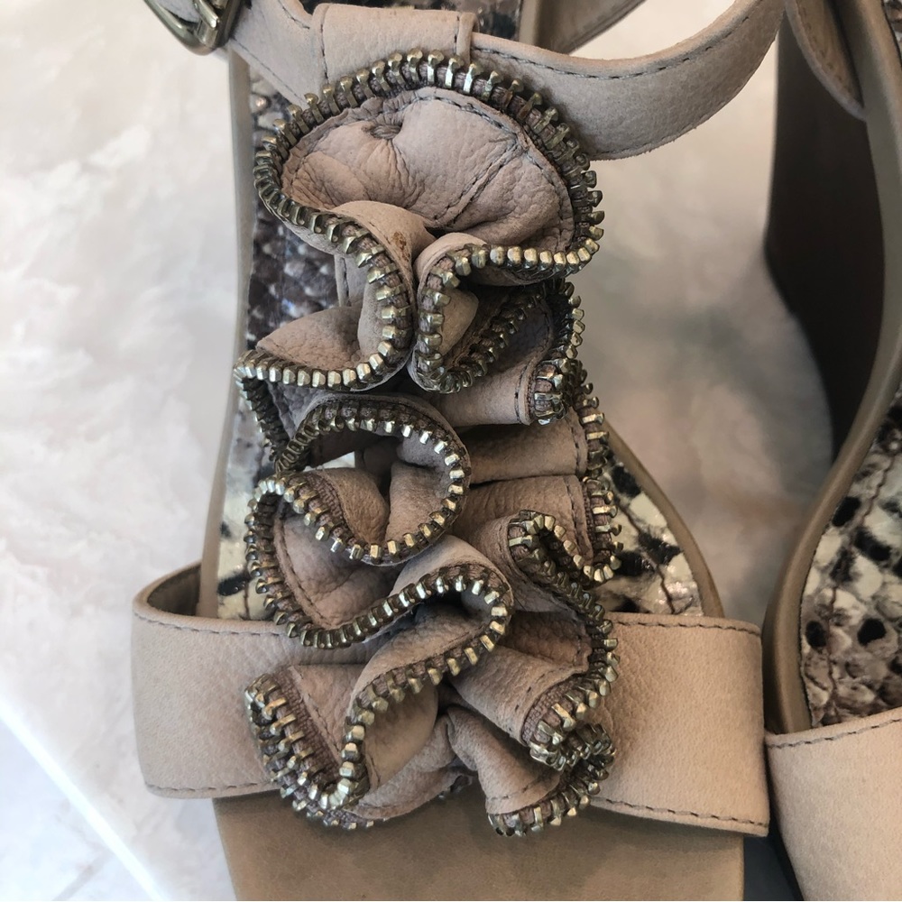 Gianni Bini Wedge Sandal, metal zipper ruffle detail, side buckle. Size 7.5. - Picture 9 of 13